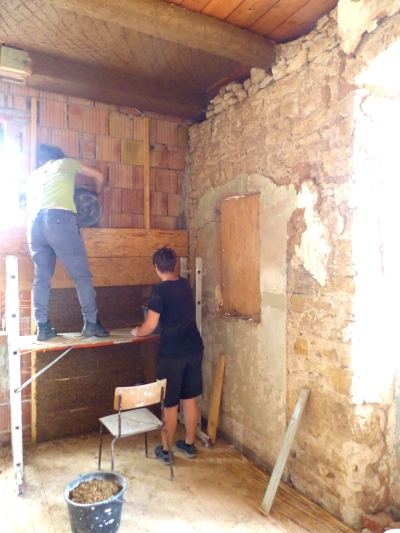 Sommerbauschule beim Einbau des Hanflehms.