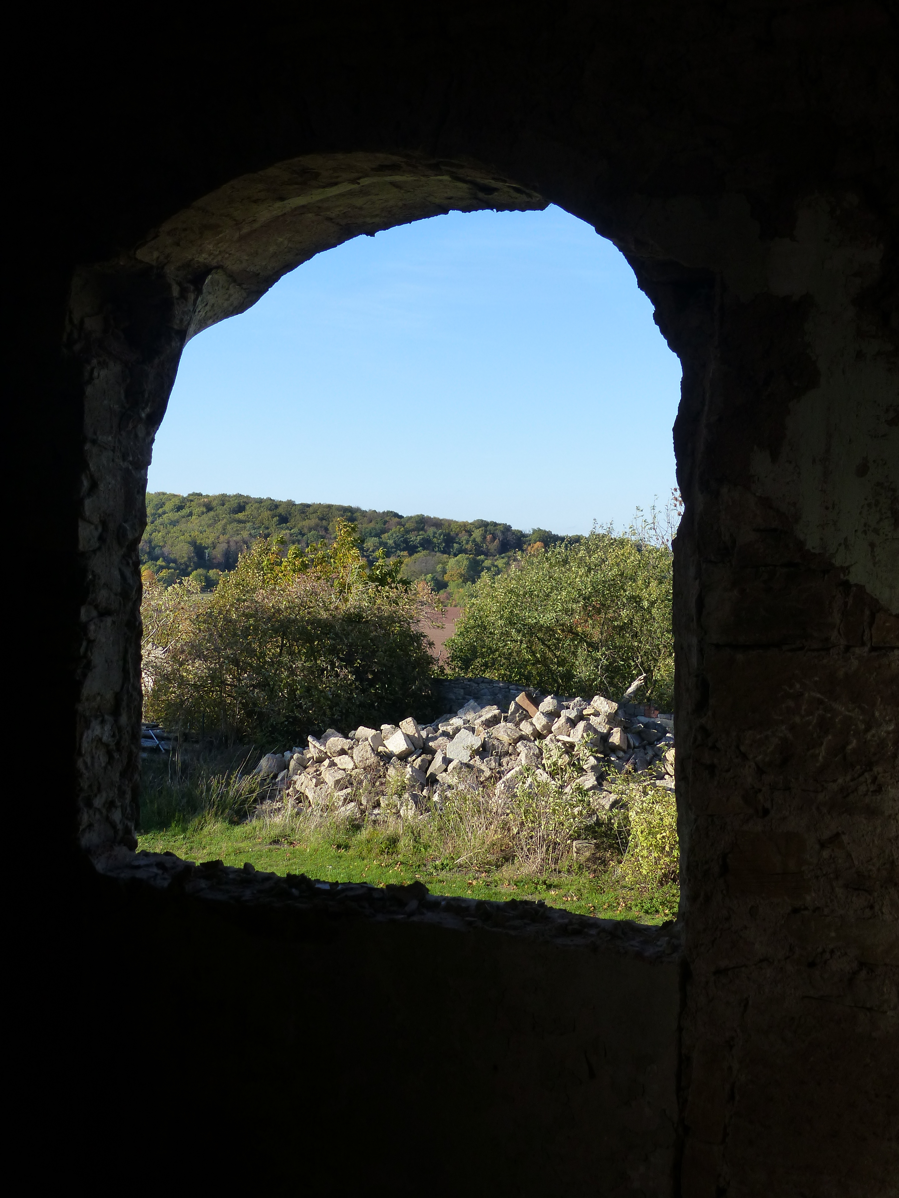 die ersten Steine der vermauerten Tür sind weg, der Blick weitet sich.