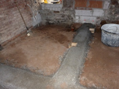Die Fundamente im Sanitärbereich, links für die Damen, rechts für die Herren.