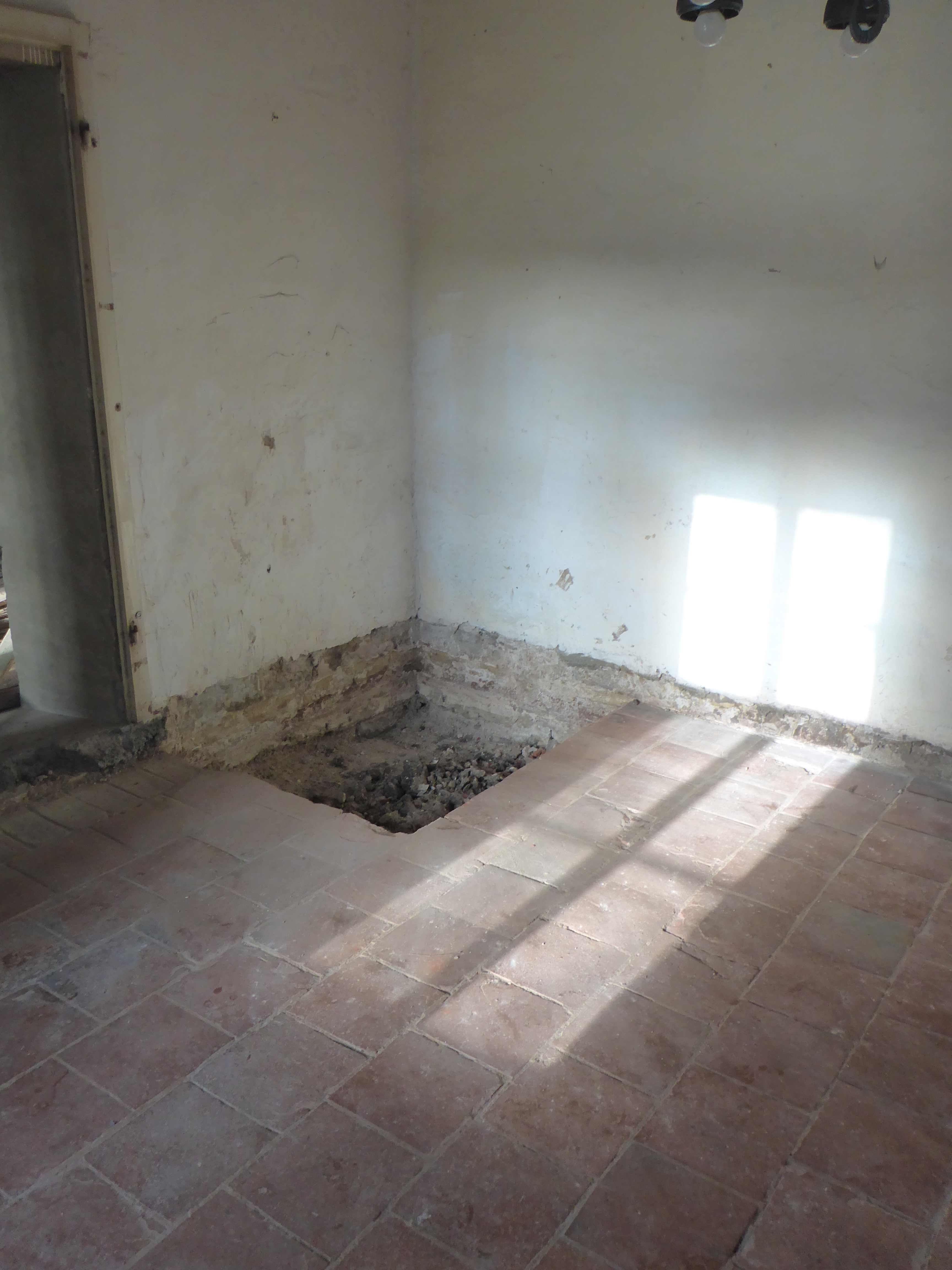 Das Fundament für den neuen Schornstein ist vorbereitet und kann bis auf das Kellergewölbe gründen. 