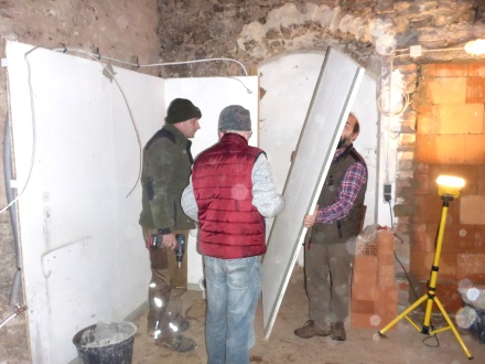 die Toilettenzelle war für die Bauphase in der Basilika ganz wichtig, bei der Absicherung der Konzerte und Gottesdienste eine große Hilfe, mit ihremStandort aber mitten in der Küche ein großes Ärgernis, jetzt wird sie demontiert.
