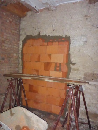 der hintere Abschnitt der Klosterstube, das war bisher ein finseteres Loch, der schon lange verschlossene Durchgang zum Küchenlager wird nun richtig verschlossen.