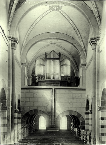 von der Unterkirche ins Hauptschiff