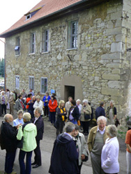 Menschen vor Haus